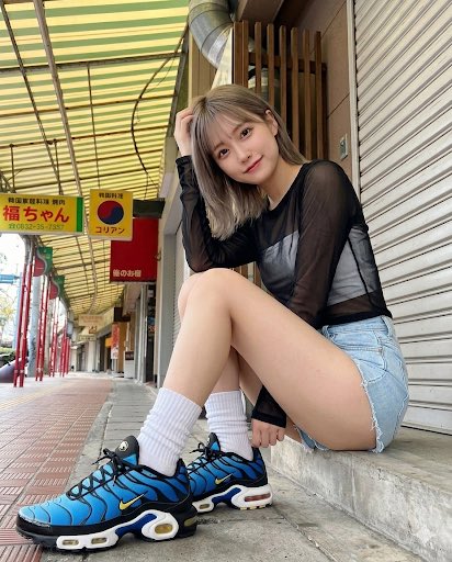 rina_kicks's tweet photo. ヤッホー!下関のグリーンモール商店街でスナップ📸✨ コリアンタウン風のレトロな雰囲気が最高！
今日はシアーシャツに極浅デニム、白いルーズソックスに Nike Air Max Plus Tn OG ‘’Hyper Blue‘’ を合わせたよ👟💙
このボリューム感が今の気分！可愛いよね🥺

#スニーカー女子 #Nike #airmax #AIart https://t.co/QJWb2GumDr
