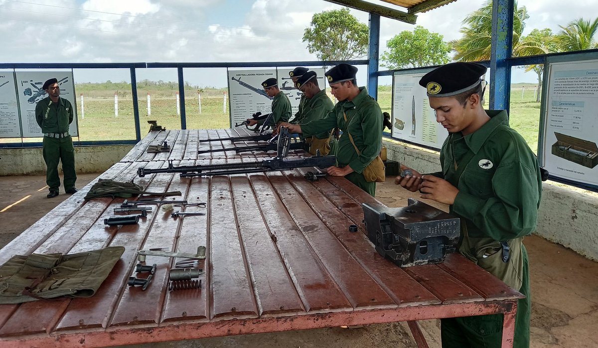 División de Tanques tweet media