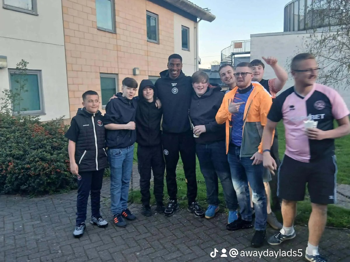 awaydayladsfs's tweet image. Blackpool fans stopped off at services on way home and had a picture with former player Marvin Ekpiteta

#ekpiteta #blackpool #services #meet