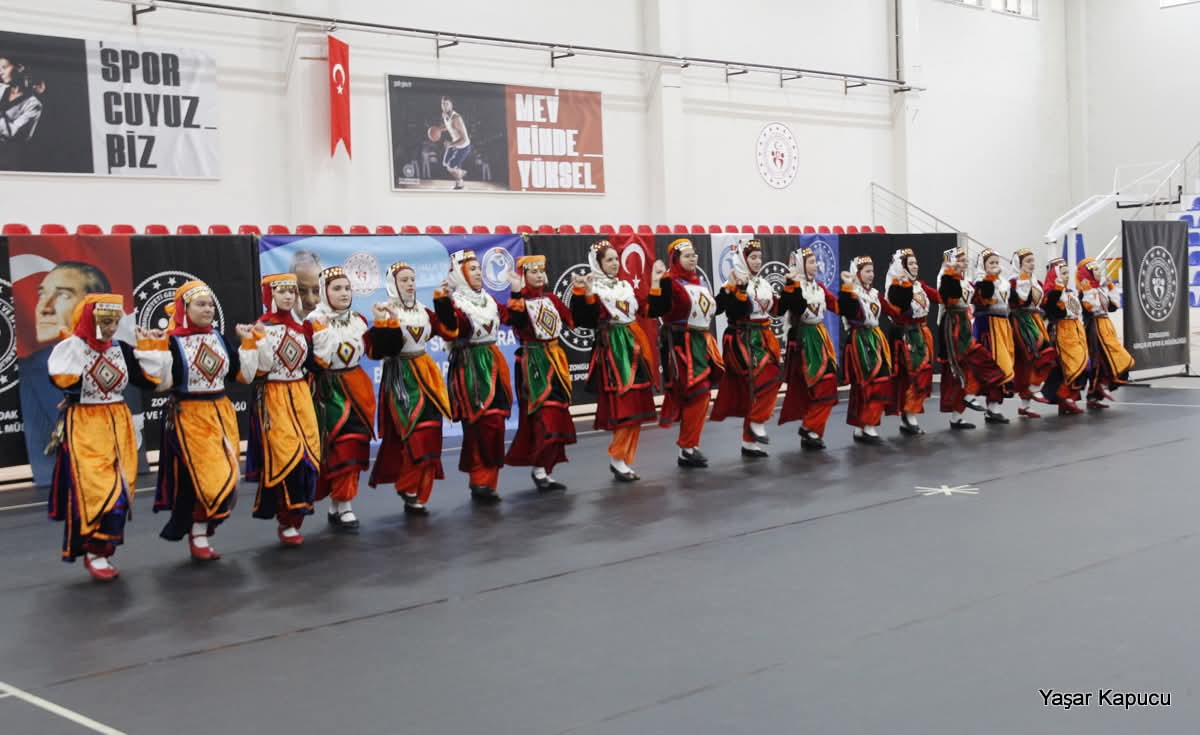 Türkiye Halk Oyunları Federasyonu Kulüplerarası İl Yarışması'nda okulumuz Ardahan yöresi ekibi olarak 6 Nisan'da Kozlu İlçe Gençlik ve Spor Müdürlüğünde misafir ekip olarak gösteri yaptı.Emeği geçen öğretmen ve öğrencilerimize teşekkür ederiz.