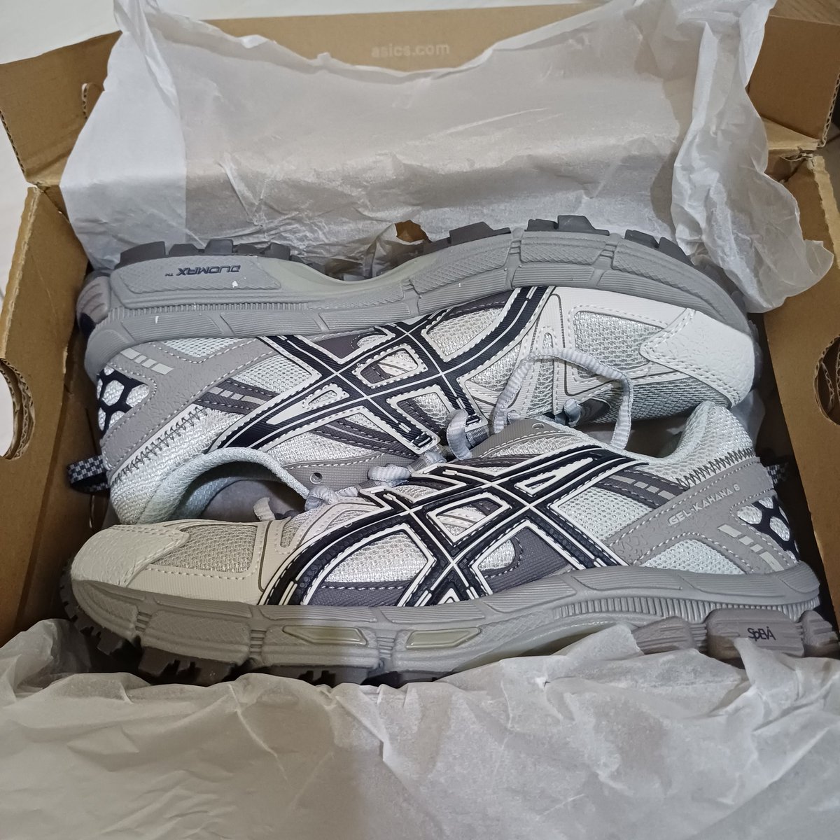 hychigo_o's tweet photo. Akhirnya sampai juga ini asics gel kahana 8, thanks buat kak @superdits317 yg udh kasih review 🫰🏻 &amp; @sky__lands yg udh bantu aku purchase always sat set 💗

Review pemakaian bbrp jam di wide feet: nyaman, kaki berasa dipeluk, termasuk enteng u/ kategori sepatu hiking, empuk juga https://t.co/s0eexXAKWg