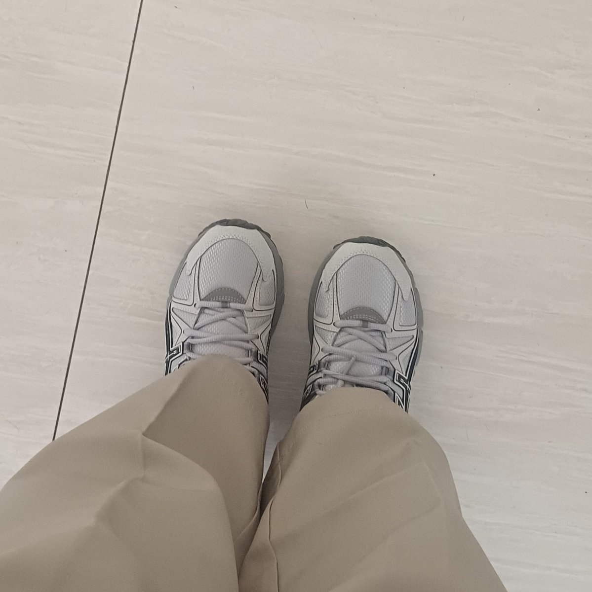 hychigo_o's tweet photo. Akhirnya sampai juga ini asics gel kahana 8, thanks buat kak @superdits317 yg udh kasih review 🫰🏻 &amp; @sky__lands yg udh bantu aku purchase always sat set 💗

Review pemakaian bbrp jam di wide feet: nyaman, kaki berasa dipeluk, termasuk enteng u/ kategori sepatu hiking, empuk juga https://t.co/s0eexXAKWg