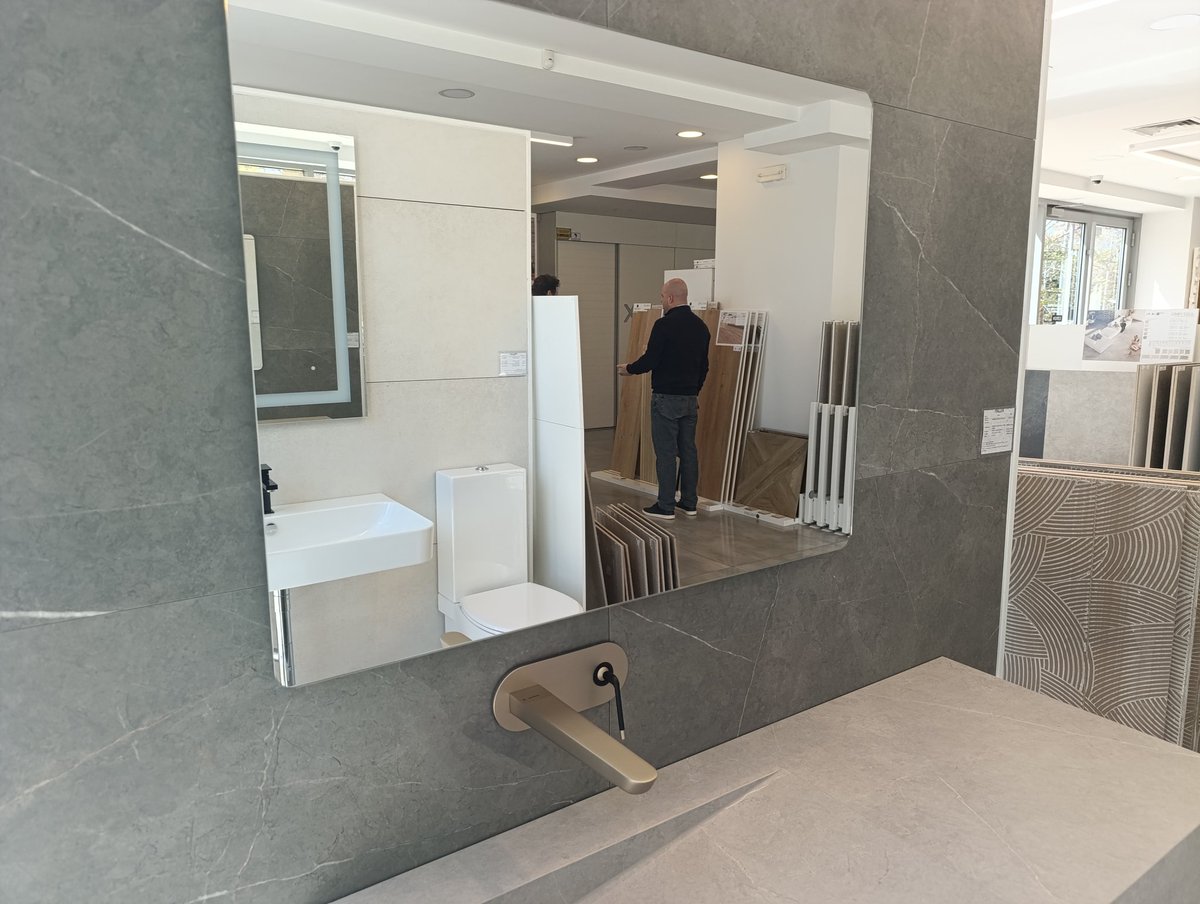 dekorama2's tweet image. Мијалник целосно изработен од плочки! 🔥Изгледа чисто и модерно. Големи формат 120х60 см., беспрекорни споеви (под гер). Малку поинаквонрешение за бања? 
#BathroomDesign #МијалникОдПлочки #InteriorDesign #ModernBathroom