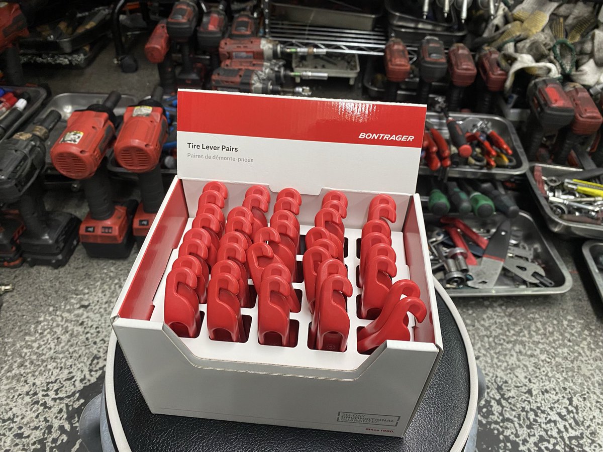 gunnte27's tweet photo. ボントレガーのタイヤレバーを箱買いしました。５年前にも箱買いしましたが修理業務で全部折れたので再度購入です。当店はトレックジャパンさまとの取引はないのでアースバイクスさまにお手配して頂きました。修理の繁忙期に入りましたので、このタイヤレバーでしっかり仕事します。 https://t.co/ymH157scNA