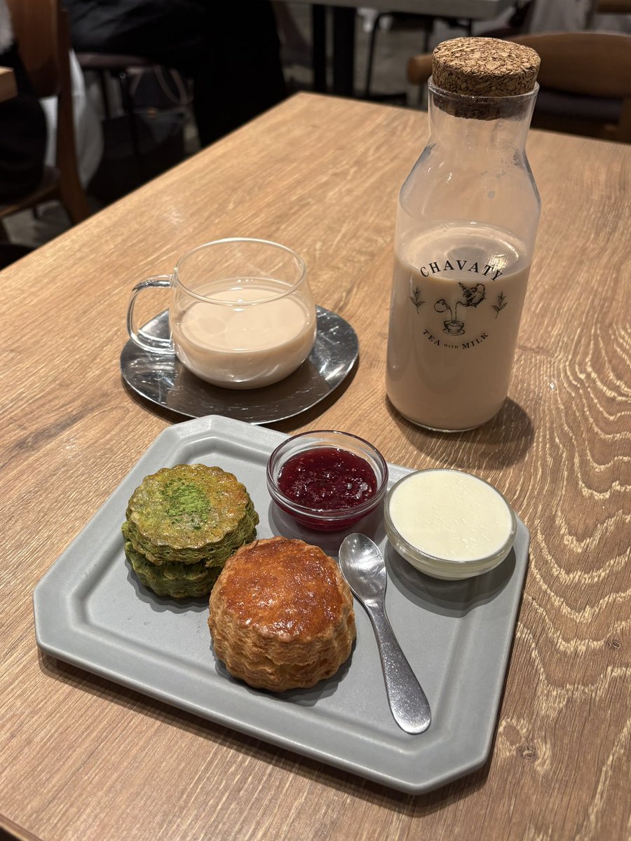 tate_chyosei's tweet photo. 表参道で、ミルクティーとスコーン。 https://t.co/GxkmsMvfhw
