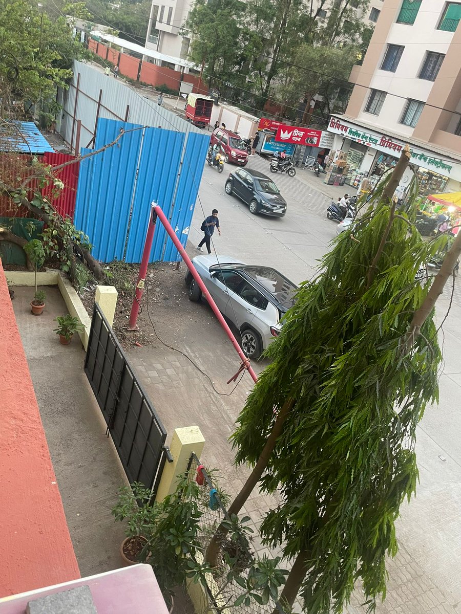 vandymini's tweet image. URGENT: Broken Street Light Pole. @PMCPune Residents at Neev Apartments, Golden Street, Balewadi 411045 are facing danger. Please fix this NOW. Lives are at risk. #Pune #Balewadi #CitizensFirst @connectMSEDCL