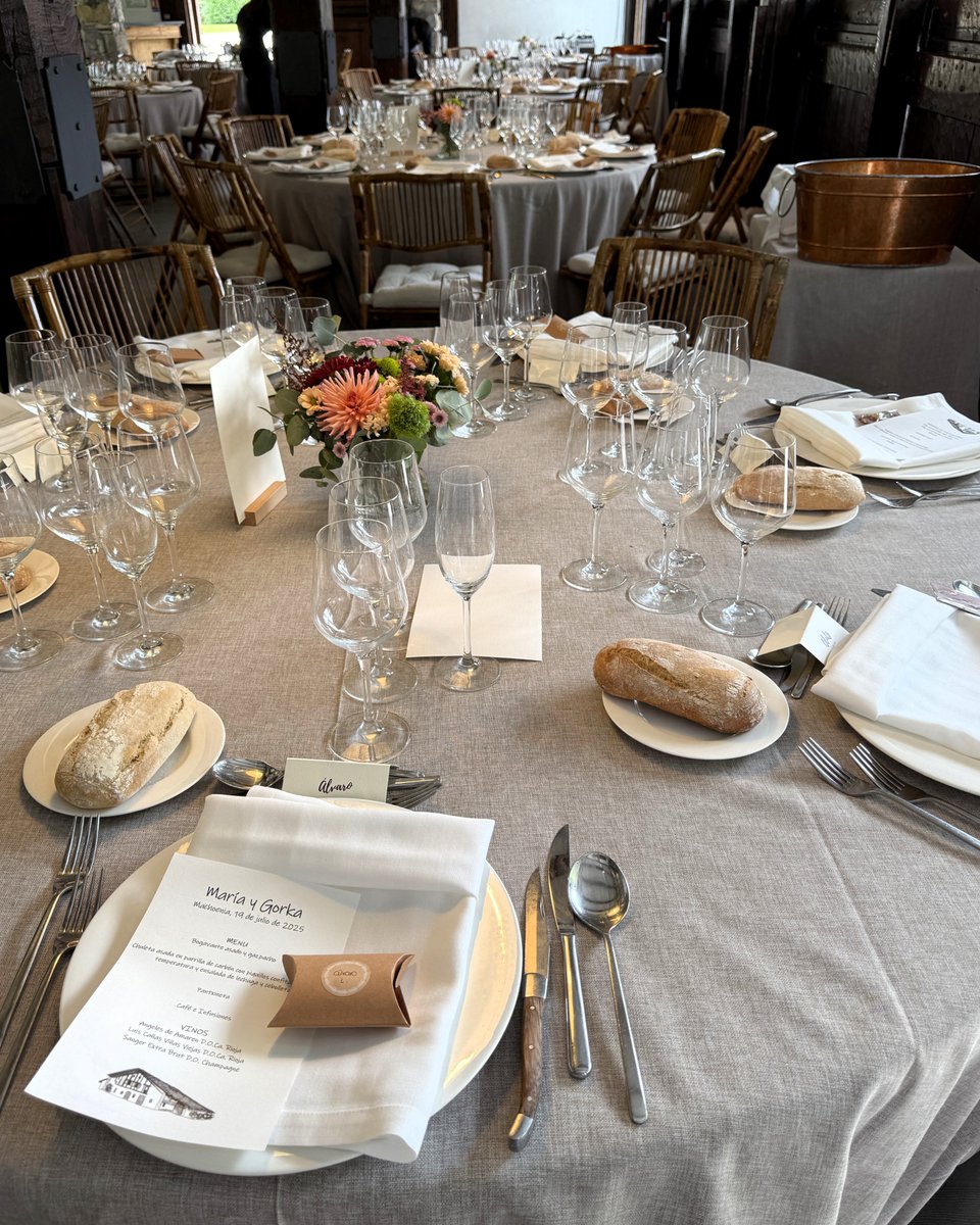 BokadoBodas's tweet image. La mesa espera, las copas brillan y cada detalle está en su sitio para acompañar uno de los días más especiales.

Diseñamos cada propuesta pensando en vosotros, en vuestros gustos y en cómo queréis que lo vivan quienes os rodean.

#BokadoBodas #Catering #Preparativos #Wedding