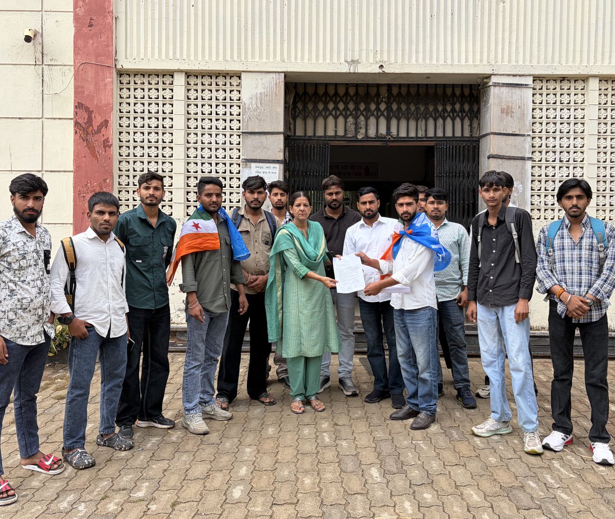 DevendaSanjay's tweet photo. @nsui स्थापना दिवस (5 अप्रैल) के उपलक्ष में @NSUIRajasthan द्वारा आयोजित साप्ताहिक कार्यक्रमों के अंतर्गत आज चोथे दिन सहरिया महाविद्यालय कालाडेरा-जयपुर, में NSUl के साथियो के साथ छात्र-छात्राओं की समस्याओं को लेकर प्राचार्य को ज्ञापन दिया ।
@VinodJakharIN
#sanjaydevendansui https://t.co/m4b3G1vIK3