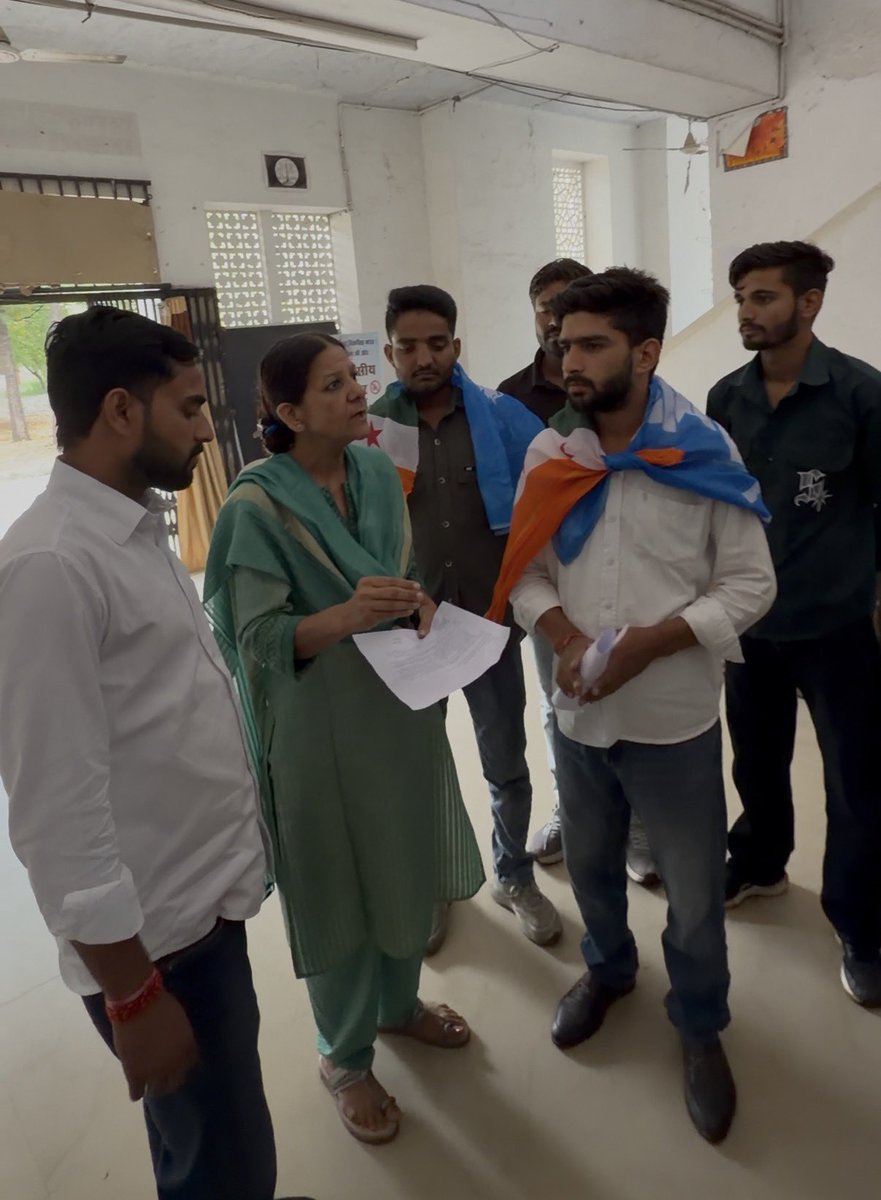 DevendaSanjay's tweet photo. @nsui स्थापना दिवस (5 अप्रैल) के उपलक्ष में @NSUIRajasthan द्वारा आयोजित साप्ताहिक कार्यक्रमों के अंतर्गत आज चोथे दिन सहरिया महाविद्यालय कालाडेरा-जयपुर, में NSUl के साथियो के साथ छात्र-छात्राओं की समस्याओं को लेकर प्राचार्य को ज्ञापन दिया ।
@VinodJakharIN
#sanjaydevendansui https://t.co/m4b3G1vIK3