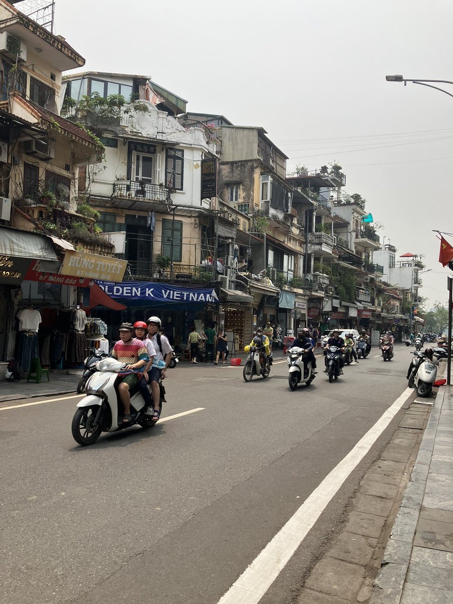 shisyou1's tweet photo. ハノイ旧市街  
人もバイクもエネルギー全開  

ホアンキエム湖をのんびり散歩して  
フォーでしっかり腹ごしらえ  

そして、まさかの巨大スッポンに遭遇…これはテンション上がる  

あとはビールだけがまだ（ここ重要）  

#ベトナム  
#ハノイ  
#旧市街  
#ホアンキエム湖  
#フォー https://t.co/aT91JneMJQ