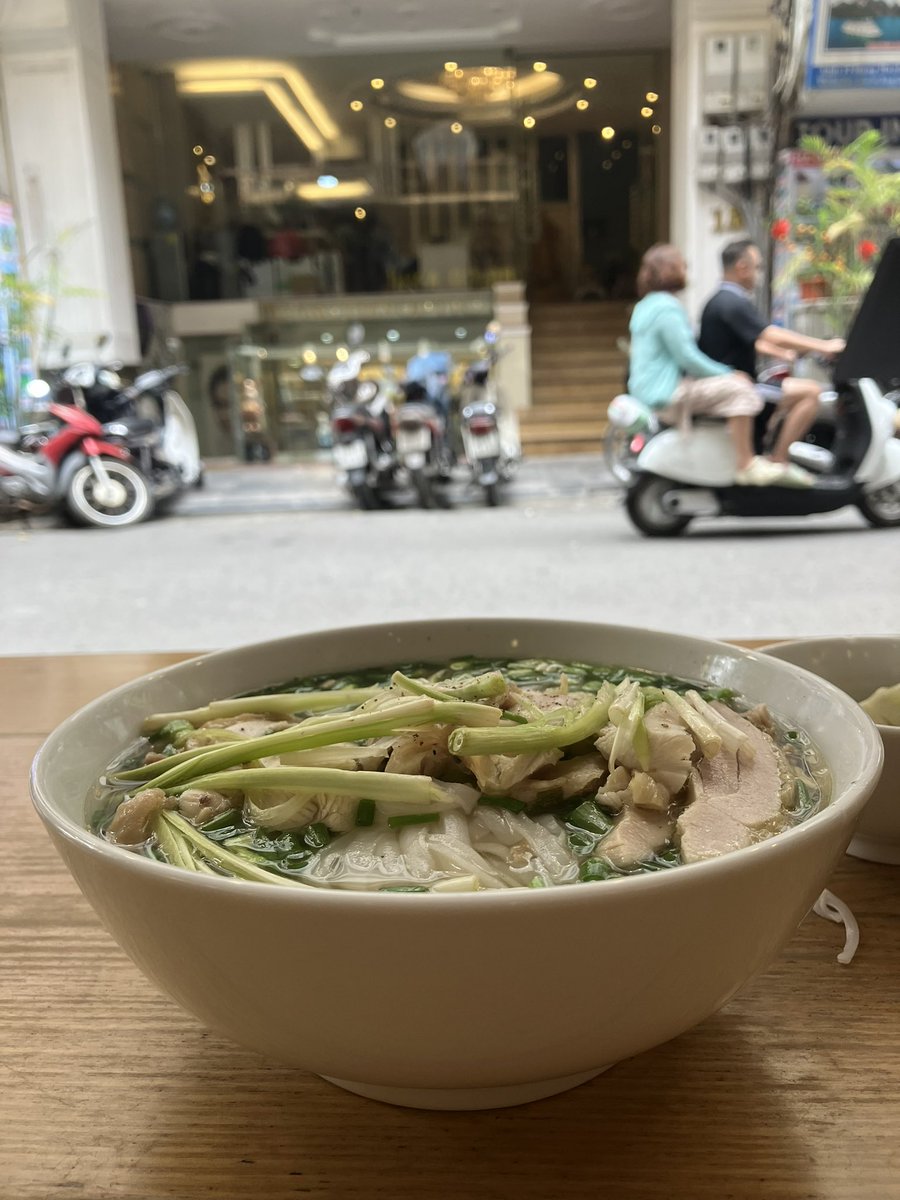 shisyou1's tweet photo. ハノイ旧市街  
人もバイクもエネルギー全開  

ホアンキエム湖をのんびり散歩して  
フォーでしっかり腹ごしらえ  

そして、まさかの巨大スッポンに遭遇…これはテンション上がる  

あとはビールだけがまだ（ここ重要）  

#ベトナム  
#ハノイ  
#旧市街  
#ホアンキエム湖  
#フォー https://t.co/aT91JneMJQ