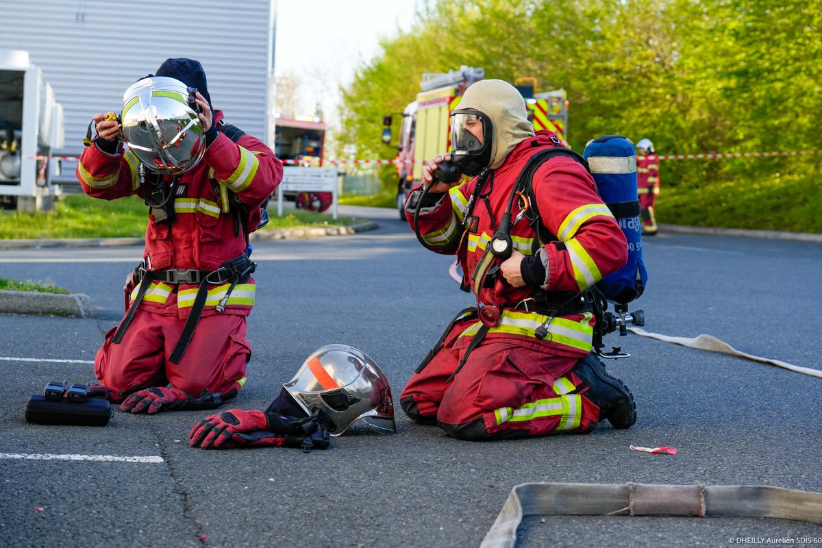 SDIS60's tweet image. #Intervention | Les #Pompiers60 sont intervenus ce matin suite à la chute d’un bidon d’éthanol à bord d’un camion, à l’origine d’une fuite de ce produit hautement inflammable.

Un dispositif de protection incendie a été mis en place, la fuite stoppée et le produit absorbé.