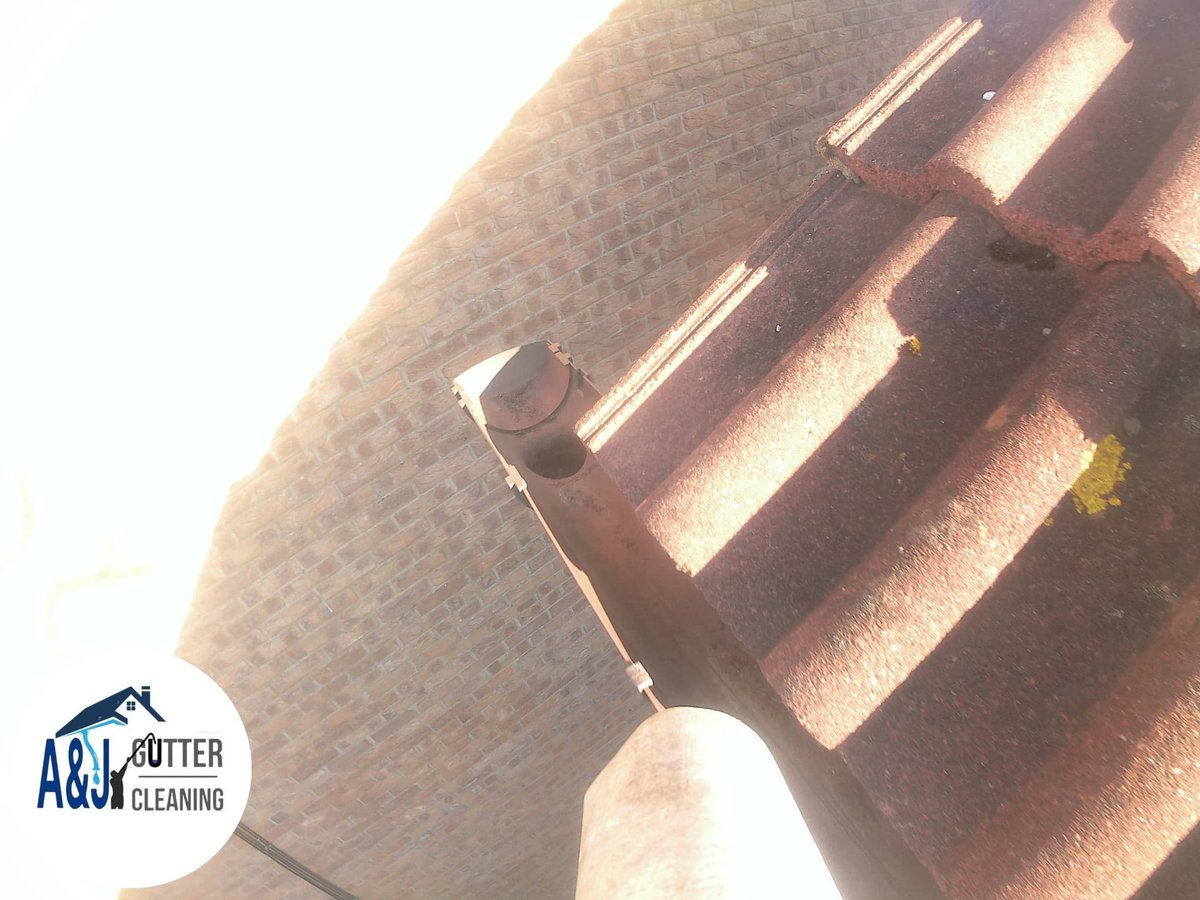 ajgutterclear's tweet photo. Today's job in Bridlington, regular customer, clumps of stubborn grass pulled out. All  other gutters cleared &amp; checked with camera. Sorted #Bridlington #Hunmanby #Bempton #Flamborough #filey #Driffield #Hornsea #beverley #Withernsea #gutterclearing #beeford #eastyorkshire #kelk https://t.co/huWFd8fhWt