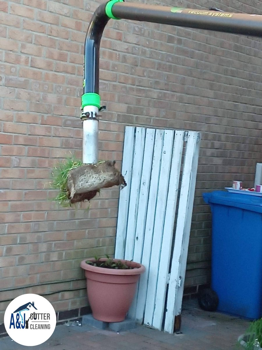 ajgutterclear's tweet photo. Today's job in Bridlington, regular customer, clumps of stubborn grass pulled out. All  other gutters cleared &amp; checked with camera. Sorted #Bridlington #Hunmanby #Bempton #Flamborough #filey #Driffield #Hornsea #beverley #Withernsea #gutterclearing #beeford #eastyorkshire #kelk https://t.co/huWFd8fhWt