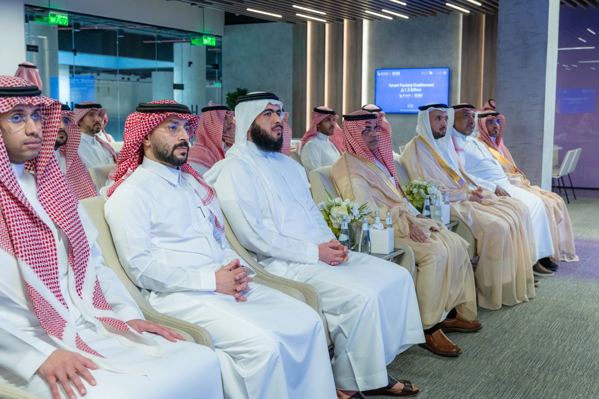 Riyadhdynamics's tweet photo. برعاية معالي نائب وزير الصناعة والثروة المعدنية، وقّعت رياض دينامكس وZetta Technologies اتفاقية حصرية بقيمة 1.5 مليار ريال لتمكين منظومة الروبوتات والأتمتة في المصانع. تهدف الشراكة إلى خفض تكاليف الإنتاج، ورفع الكفاءة التشغيلية، وتوطين الوظائف الصناعية، دعماً لمستهدفات رؤية 2030 https://t.co/r4Txuve658
