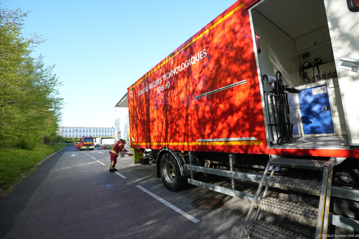 SDIS60's tweet image. #Intervention | Les #Pompiers60 sont intervenus ce matin suite à la chute d’un bidon d’éthanol à bord d’un camion, à l’origine d’une fuite de ce produit hautement inflammable.

Un dispositif de protection incendie a été mis en place, la fuite stoppée et le produit absorbé.