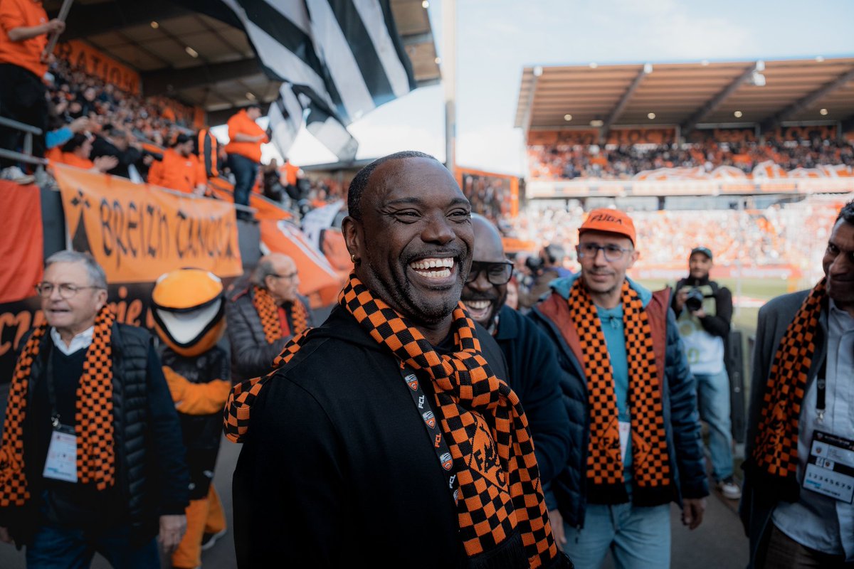 Scipionista's tweet photo. Le XI du FC Lorient hier pour le match des légendes et le centenaire du club, c’est le plus bel hommage à la L1 des années 2000-2010 

Audard 
Le Lan - Ciani  - Koscielny  -  Morel
Feindouno - Pedron - Abriel - Vahirua
Darcheville - Gameiro https://t.co/tlyDcPBqO7