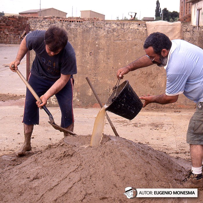 EugenioMonesma's tweet image. 💦🌾 Tierra, agua y paja. Tres elementos simples que su unión esconde una solución extraordinaria.

¿Sabías que el #ADOBE era uno de los mejores AISLANTES naturales para construir viviendas?  

📽️ Documental COMPLETO (22 minutos) aquí: youtu.be/PE-liHq-jf4
