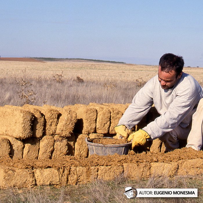 EugenioMonesma's tweet image. 💦🌾 Tierra, agua y paja. Tres elementos simples que su unión esconde una solución extraordinaria.

¿Sabías que el #ADOBE era uno de los mejores AISLANTES naturales para construir viviendas?  

📽️ Documental COMPLETO (22 minutos) aquí: youtu.be/PE-liHq-jf4