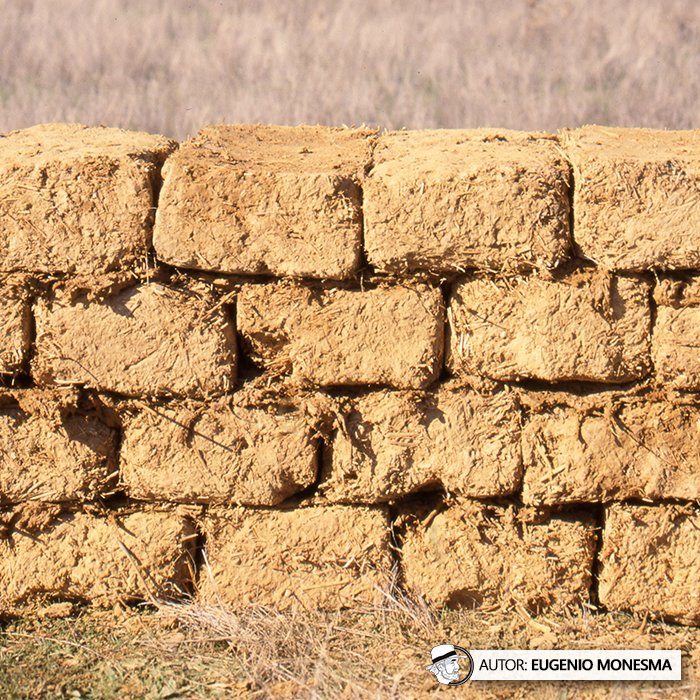EugenioMonesma's tweet image. 💦🌾 Tierra, agua y paja. Tres elementos simples que su unión esconde una solución extraordinaria.

¿Sabías que el #ADOBE era uno de los mejores AISLANTES naturales para construir viviendas?  

📽️ Documental COMPLETO (22 minutos) aquí: youtu.be/PE-liHq-jf4