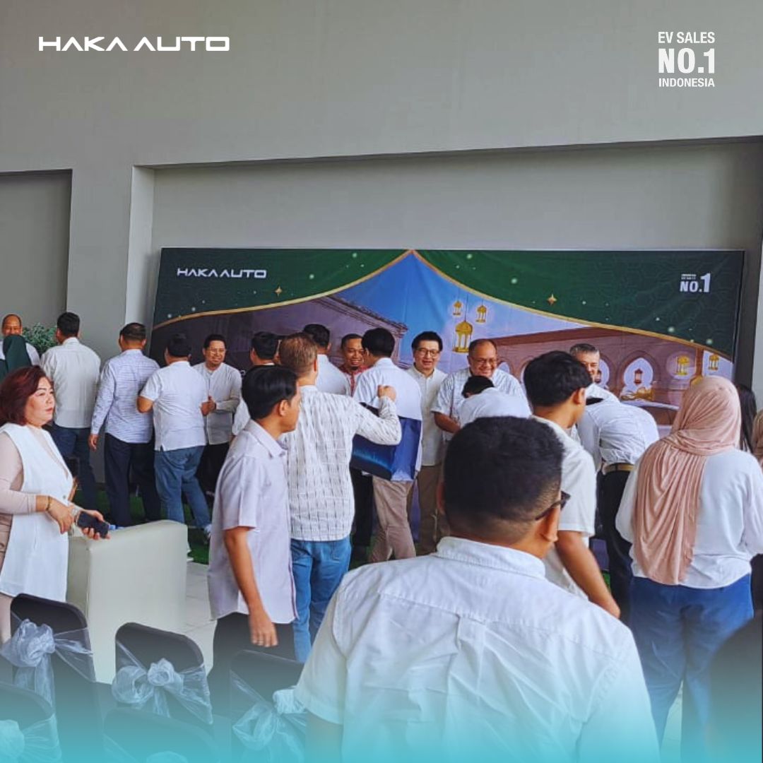 BYD_HakaAuto's tweet photo. 1 April, diselenggarakan penyambutan Operation Manager West Area Haka Auto yang baru, Bapak Johon Laurens!👋

Bertepatan dengan momen Halal bi Halal Haka Auto 2026, turut disaksikan oleh jajaran pendiri, direksi, manajemen, perwakilan karyawan BYD Haka &amp; Denza Haka🤝 https://t.co/tY0s3X2YoN