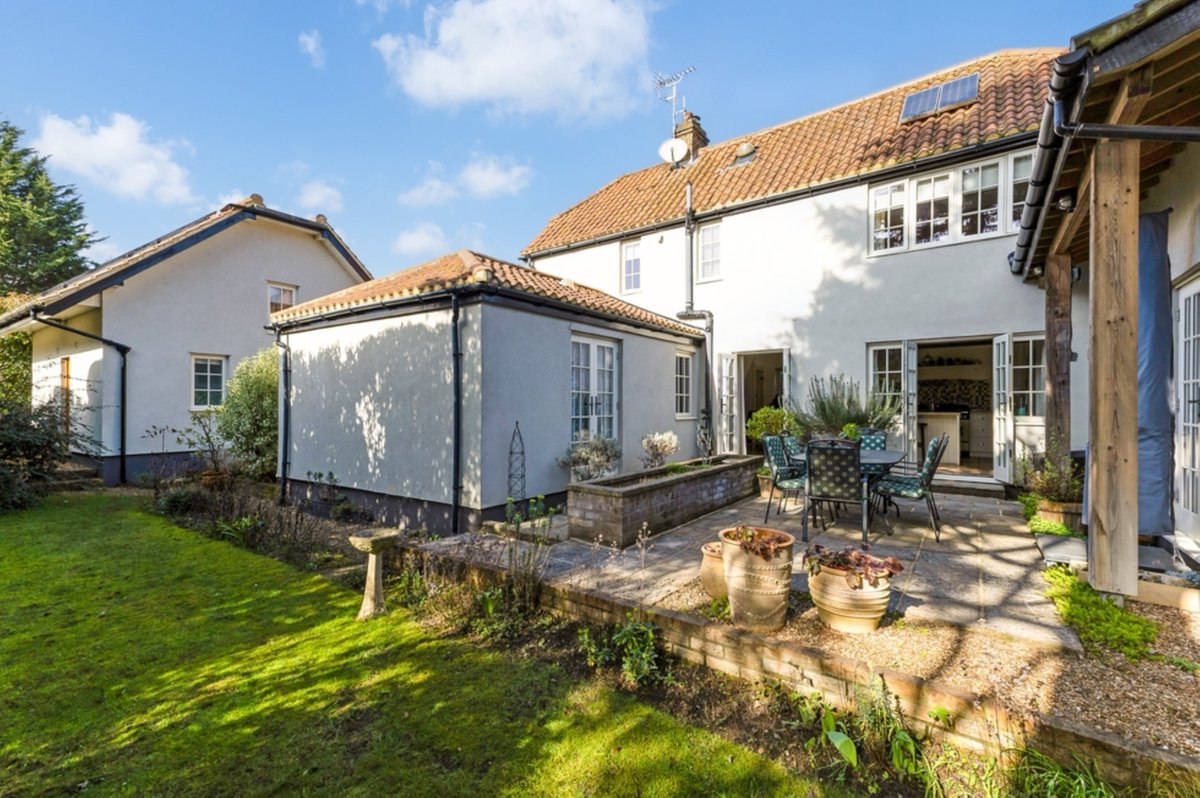 GreenMovesUK's tweet photo. New Listing on https://t.co/aC4Iki63XF
Frame Cottage is an eco-renovated 1920s home near #Richmond Park.
4 beds, annex, solar panels + organic garden, plot with planning consent. Eco living plus investment.

https://t.co/HSLaOOAins

#EcoHome #EcoHomeforSale #Surrey https://t.co/gEQzxhCKNT