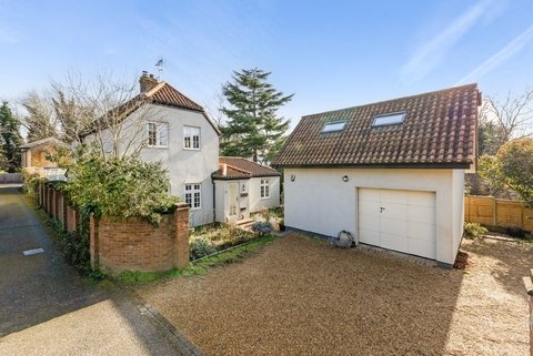 GreenMovesUK's tweet photo. New Listing on https://t.co/aC4Iki63XF
Frame Cottage is an eco-renovated 1920s home near #Richmond Park.
4 beds, annex, solar panels + organic garden, plot with planning consent. Eco living plus investment.

https://t.co/HSLaOOAins

#EcoHome #EcoHomeforSale #Surrey https://t.co/gEQzxhCKNT