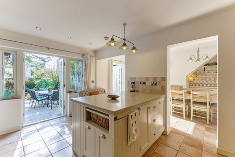 GreenMovesUK's tweet photo. New Listing on https://t.co/aC4Iki63XF
Frame Cottage is an eco-renovated 1920s home near #Richmond Park.
4 beds, annex, solar panels + organic garden, plot with planning consent. Eco living plus investment.

https://t.co/HSLaOOAins

#EcoHome #EcoHomeforSale #Surrey https://t.co/gEQzxhCKNT