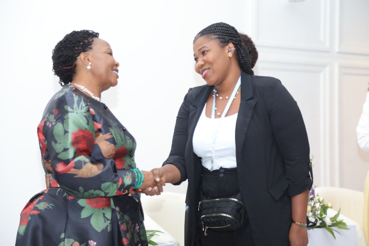 SWAOGH's tweet photo. As part of activities at the 2026 ISWA Africa Conference and Exhibition, @Zoomlionltd was honored with the distinct opportunity among a selected number of participants to present a special gift to Her Excellency Auxillia Mnangagwa following her address on stage.

#ISWAAfrica https://t.co/QnQtXTy56R
