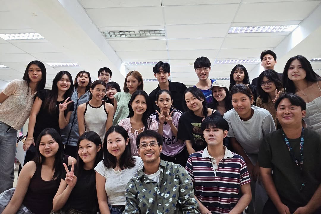 JeffBarcodeBR_'s tweet photo. 📷 07.04.26 ♡ IG Feed ♡ @.ninewpinya 

Barcode e Jaoying participaram de uma aula de Acting e Coaching com o diretor Pinya Chookamsri, junto aos estudantes de Comunicação de Performance da Faculdade de Artes da Comunicação da Chulalongkorn University. 

O diretor foi convidado pela universidade e é conhecido por seu trabalho em Only Friends (1 e 2).

#barcodetin #unit @BarcodeTin
