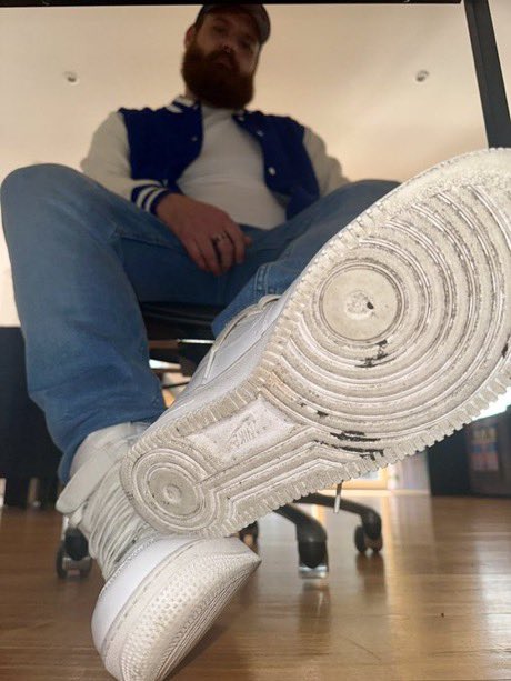RawMaster200's tweet photo. Send and I could be sitting on you instead 😈

#findom https://t.co/TuNBZVdePD