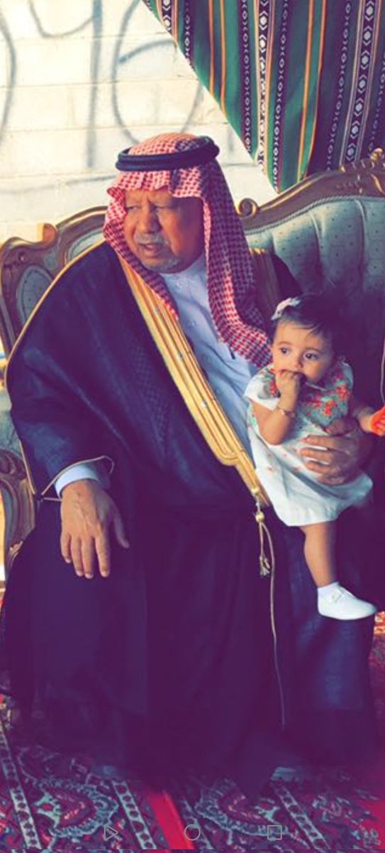 alhwitan's tweet photo. إنا لله وإنا إليه راجعون.

#وفاة_عبدالرحمن_الحويطان

عميد أسرة الحويطان في الخرج.

رحمه الله واسكنه فسيح الجنان.

عندما رأيت جموع المصلين في الجامع والمقبرة وكثرتهم طابت نفسي وارتحت..

(أنتم شهداء الله في الأرض). متفق عليه. 

العم عبدالرحمن رحمه الله فيه خصال عجيبة سأذكرها ليس من باب التأبين أو مدح الميت بما ليس فيه، وإنما من باب التذكير بخصال الخير للتأسي والمتابعة..

ليس هو معروف في الظاهر بكبير عبادة، وقد تكون له عبادة خفية بينه وبين الله لايعلمها أحد، والله يعلمها، لكنه (مرجلي) يقدر الأشخاص الذين فيهم نفع لوالديهم وأسرهم وأقاربهم، فتقويمه للأشخاص من خلال (المرجلة) والأخلاق وصفات الخير. 

قد تهديه هدية صغيرة فيفرح بها لا للهدية، ولكن لتصرفك في الإحسان للكبير.

يقول أحيانا: فلان والنعم به.. 
فتسأل: لماذا؟ فيقول: هو بار بأمه أو بأبيه أو قائم على إخوته أو أخواته أو يصل قرابته. 
فتجد حكمه لا ينطلق من هوى، إنما من بر وإحسان ومعروف و(مرجلة).

يقول أحيانا: فلان دعك منه.. 
فتقول لماذا؟ فيقول: لا يوجّب أي لا يجيب دعوة أو وليمة أو عرس أو مقصر في صلة الرحم.

إذا جلس غالبا تجد على فخذه الأيمن طفلا صغيرا والأيسر كذلك، فحب الصغار ورحمتهم سجية فيه.

عرفته منذ ٥٥ سنة لم أسمعه يوما من الأيام استهزأ بالملتزمين أو تنقص من لحية فلان أو ثوبه أو تناول أهل الحسبة أو أهل الخير أو تناول عالما بمنقصة إطلاقا.

يحب معالي الأمور والأخلاق الكريمة، ويزرعها فيمن حوله، وأذكر قبل ٥٠ سنة تقريبا وكنت صغيرا في العمر في الصف الثاني أو الثالث المتوسط، وكنا جالسين على بساط أمام البيت كعادة الناس آنذاك، وكنت لصغر سني أجلس مستحيا على طرف البساط، فقال عمي: تعال اجلس هنا، فاعتذرت خجلا، فقال كلمة لازلت أذكرها طيلة تلك الأعوم: (إذا استكرمتم فأكرموا)، أي إذا دعيت إلى مكارم الأخلاق فأجب، وإذا رغب شخص إكرامك فأجبه تطييبا لخاطرة، وتأليفا لقلبه، وسعيا منك للخلق الحسن مع الآخرين، وهذا هدي نبوي وسنة عظيمة من سنن المصطفى صلى الله عليه وسلم، فقد كان يجيب دعوة الصغير والكبير تطييبا لهم وتواضعا منه صلى الله عليه وسلم وفي الحديث (إنما بعثت لأتمم صالح الأخلاق) رواه البخاري في الأدب المفرد والحاكم والبيهقي وإسناده صحيح، وبالطبع أجبت عمي بعد هذه الكلمة النفيسة، فانظر يا رعاك الله حرصه على المكارم وبثها بين الصغار والكبار. 

دخلت عليه يوما فإذا هو خاثر النفس مهموما، فقلت له: سلامات.. ما الذي أهمك؟ قال: فلان - وذكر حفيدا له - أقول له: تزوج.. تزوج - وكان عمره كبيرا - فرد علي ردا قبيحا، قال: لا دخل لك فيّ..! 
فقلت في نفسي: عجيب..!
ألم أقل لك يحب المرجلة، ومعالي الأمور.. وإلا غيره لا يهمه لا أمر أحفاده، وربما لا يهمه أمر أولاده. 

دائما ثوبه فوق الكعب، ويكره الثوب الطويل، يقول: يحمل النجاسات، وصدق، فهو يطبق ما يقتنع به دون اعتبار أو مجاملة لأحد. 

حصل خلاف بين عائلته وعائلة أخته وتكلم من تكلم من الطرفين، وتنافرت القلوب، واشتغل الشيطان، أما هو فبعد برهة من الوقت ذهب وأفطر عند أخته وكأن شيئا لم يكن، متمثلا قول الشاعر:

وإن مررت بأشجار لها ثمرٌ
فاجن الثمار وخل العود للنارِ. 

أي عليّ وصل أختي فهذه الثمرة والأجر في الدنيا، أما الخلاف والشر ليكن إلى النار، واستمر يذهب إليها، فزالت الشحناء وصفت القلوب بحمد الله. 
هذا التنازل عن النفس فتح من الله يفتحه على من يشاء من عباده، وليس بالأمر الهيّن، قال تعالى (ٱدْفَعْ بِٱلَّتِى هِىَ أَحْسَنُ فَإِذَا ٱلَّذِى بَيْنَكَ وَبَيْنَهُۥ عَدَٰوَةٌ كَأَنَّهُۥ وَلِىٌّ حَمِيمٌ) (وَمَا يُلَقَّىٰهَآ إِلَّا ٱلَّذِينَ صَبَرُوا۟ وَمَا يُلَقَّىٰهَآ إِلَّا ذُو حَظٍّ عَظِيمٍ) 

فعلا هو لا يشكك ولا يلتفت إلى الماضي ولا يصنف الأشخاص من خلال ردات الفعل.

أذكر سكنت في بيتي، ودعوت زملاء العمل، وفوجئت بحضوره، ولم يشكك ولم يقل: غير مناسب حضوري، وتعشى ومشى.

أحد أقاربي أصغر منه سنا إذا لم يتصل يبادر هو بالاتصال، والسؤال وكأن حاله يقول: الدنيا ما تستاهل، المهم أن تكون بخير.

طيلة (٥٥) سنة منذ وعيت الدنيا لم أسمعه يوما تنقص من زوجته أم أولاده (هيلة) رحمها الله، أو تكلم عليها أو ذمها، علي خلاف من حولي، كما لم أسمعه يوما تكلم على أحد من أولاده في المجلس أو انتقد أحدهم في غيبته.

سائقه الخاص (زهير) يعامله معاملة الصديق والصاحب لا معاملة السائق والخادم، بل ولا حتى معاملة الولد، ويخيل إليك أنك إذا رأيت زهيرا وثقته في نفسه والتي استمدها من معاملة عمي له أنه جار لعمي أو صاحب قديم.