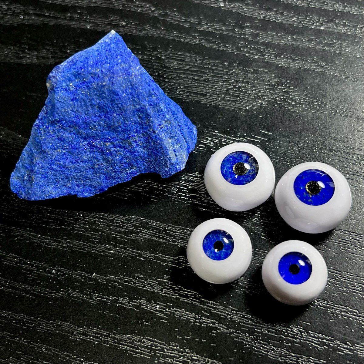 創作人形・眠りの鉱脈 鉱物アイ【ラピスラズリ】 人間が装飾用に利用した最も古い鉱物の一つ