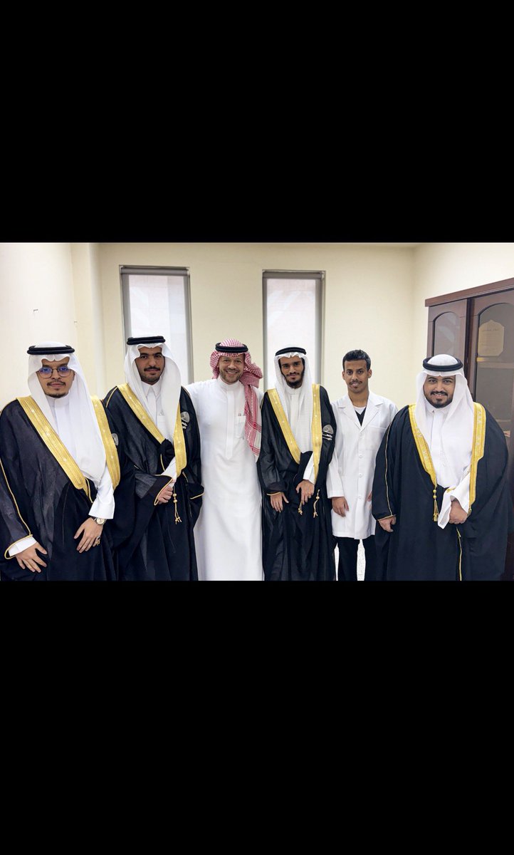 hatimmakhdoum's tweet photo. زيارة طلابي بعد تخرجهم كانت من أجمل ما مرّ عليّ اليوم.
زيارة تعّبر عن الأثر الحقيقي و الصادق لجمالية العلم و التعليم و التي تتجاوز قاعة المحاضرات
فخور بكم و أرجو من الله أن يحقق جميع أمانيكم و يرفع من قدركم في الدنيا و الآخرة 
#جامعة_طيبة https://t.co/KKPhgrKSvC