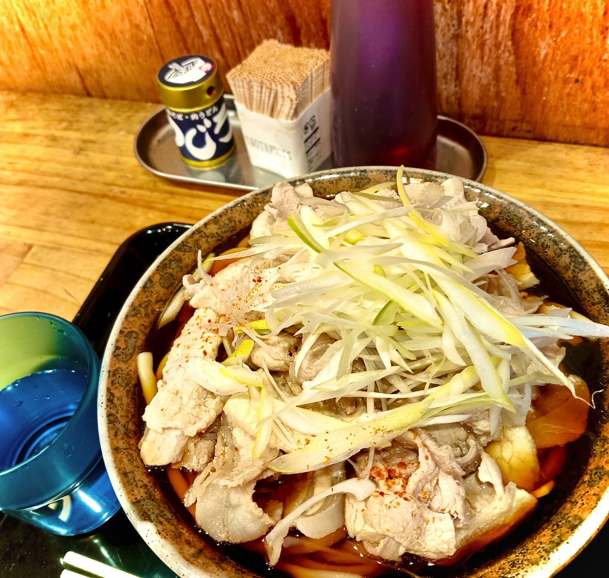 晩飯は日藝斜向かい『のじろう』肉うどん肉増し🥩🍜
ワンオペで提供される安くて素朴なうどんと蕎麦でお昼は大体日藝生で満席🎨🎺🎹
ちょっと東北っぽい醤油強めのスープと食べ応えある肉が麺との相性抜群で、飽きの来ない味付けは何度食べても美味い！😋
#おそとごはん
#肉うどん #のじろう