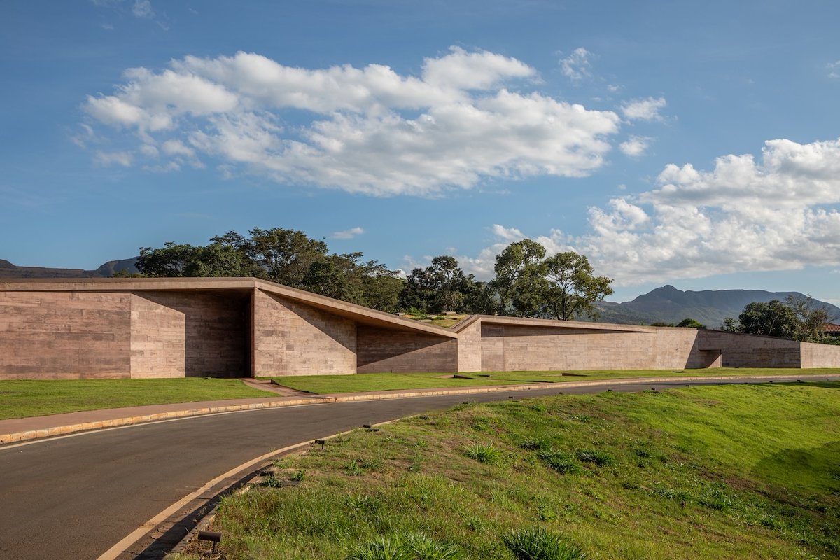 Architizer's tweet image. A linear incision organizes this memorial, using movement, light and material to structure the experience of remembrance.

📍 Brumadinho, Brazil
Project by: Gustavo Penna Arquitetos Associados
Details: hubs.la/Q049P1Nw0