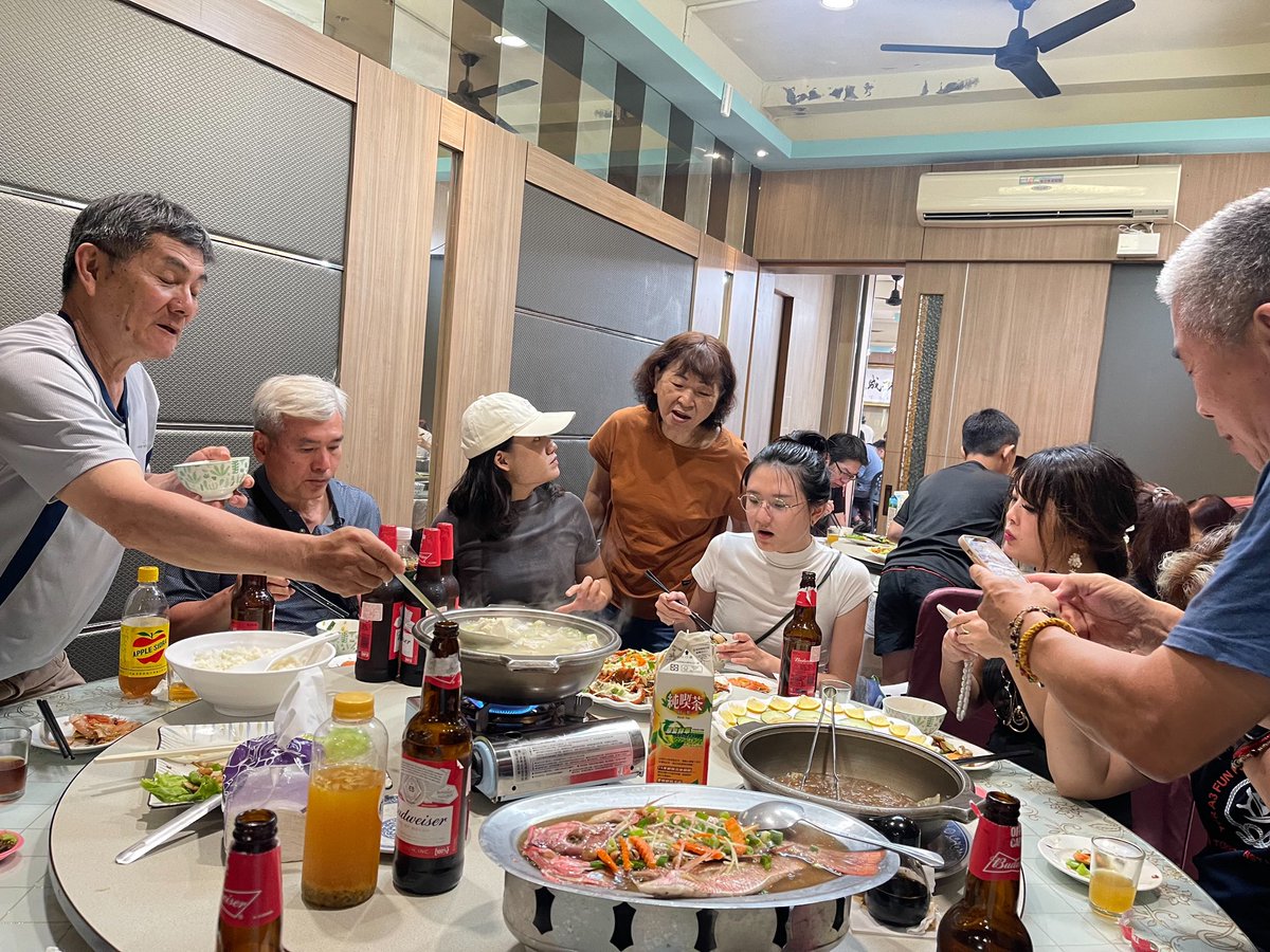 IkumiKoyama's tweet photo. 清明節家族活動,很高興認識寶貝家人☺️🌊💕
#familyday #kending #taiwan #seafood #delicious #墾丁 #海鮮 #新鮮 #好吃 #家族 #清明節 #拜拜 #開心 #聚餐 https://t.co/ODVMljr6Q1
