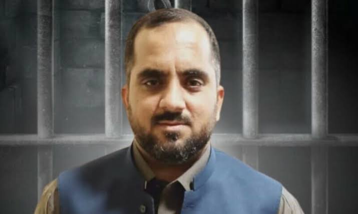 MShehzadSpeaks's tweet photo. جب وزیر اعلی نظریاتی ہو تو فیصلے بھی نظریاتی ہونگے ویلڈن 👉🚨

پارلیمانی بورڈ کی کہانی !!

سینٹ کے ٹکٹ کے حوالے سے دو دن پہلے جو اجلاس ہوا تھا اس میں سجاد مہمند اور عرفان سلیم دونوں کی گراؤنڈ ورکنگ پر بہت بحث ہوا لیکن  عرفان سلیم کے ساتھ پچھلی مرتبہ بھی زیادتی ہوئی تو وزیراعلی نے عرفان سلیم کے حق میں فیصلہ کیا !!

اس بات کی وضاحت بھی ہونی چاہیے کہ سجاد مہمند وزیر اعلی کا بیس سالہ پرانہ دوست ہے اس پر 38 ایف آئی آرز ہے شیڈول فور میں اسکا نام ڈالنے پر غور ہو رہا لیکن چونکے دوستی کا تصور نا جائے اس وجہ سے انکا نام ڈراف ہوا کیونکہ قربانیاں دونوں کی بالکل ایک جیسی ہے !!

میرے طرف سے👉

عرفان سلیم کو سینیٹ کا ٹکٹ بہت بہت مبارک ہو سجاد مہمند اگلی دفعہ انشاء اللہ 
تمام سوشل میڈیا کارکنان کو داد دیتا ہوں جنہوں نے یک زبان ہوکر آواز اٹھائی اور وزیراعلی خیبرپختونخوا سہیل آفریدی کا بےحد مشکور ہوں جنہوں نے کارکنان کی آواز سنی اور انصاف پر مبنی فیصلہ کی کیونکہ ورکر پہلی دفعہ وزیر اعلی بنا ہے 👉

ٹویٹ پڑھنے کا شکریہ 🙏