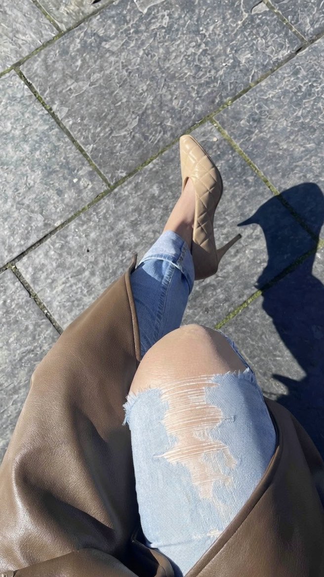 MDominatrixa's tweet image. Just left the dentist with these flawless teeth and now strutting in my quilted beige stilettos ☕👠🦷 Ripped jeans showing off that perfect knee hole, leather coat keeping it luxe — Tuesday mood unlocked💋🦷

#HighHeels #RippedJeans #LuxuryFindom #GoddessStyle #LeatherCoat