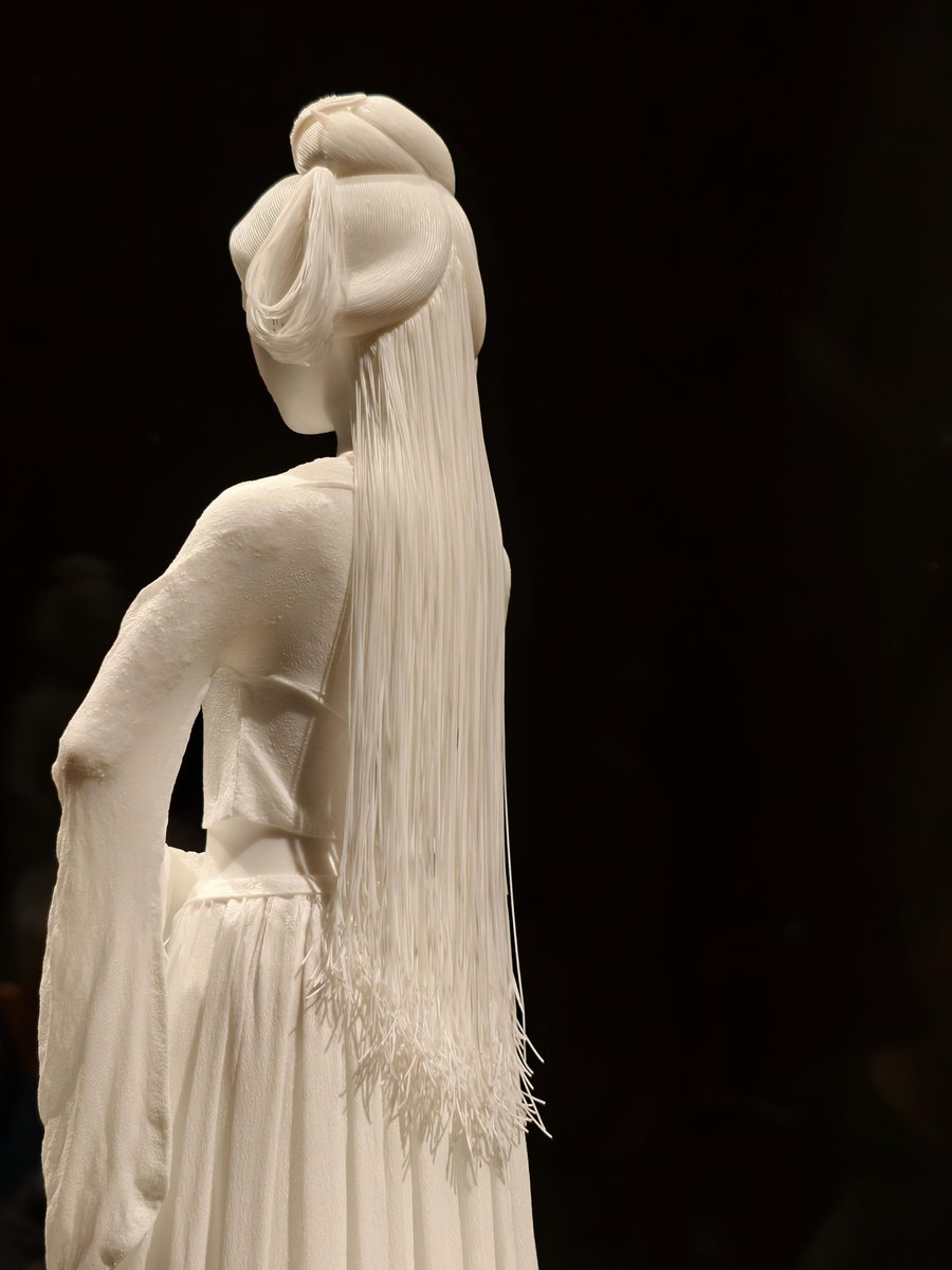 OurTimeCafe's tweet photo. Today's Visual Dessert🍨

Let me share with you the Dehua porcelain exhibition at the China Art Museum, Shanghai last year — I was truly amazed that porcelain could achieve such textures: realistic gauze and delicate hair strands. So beautiful! https://t.co/oEldnUV0QM