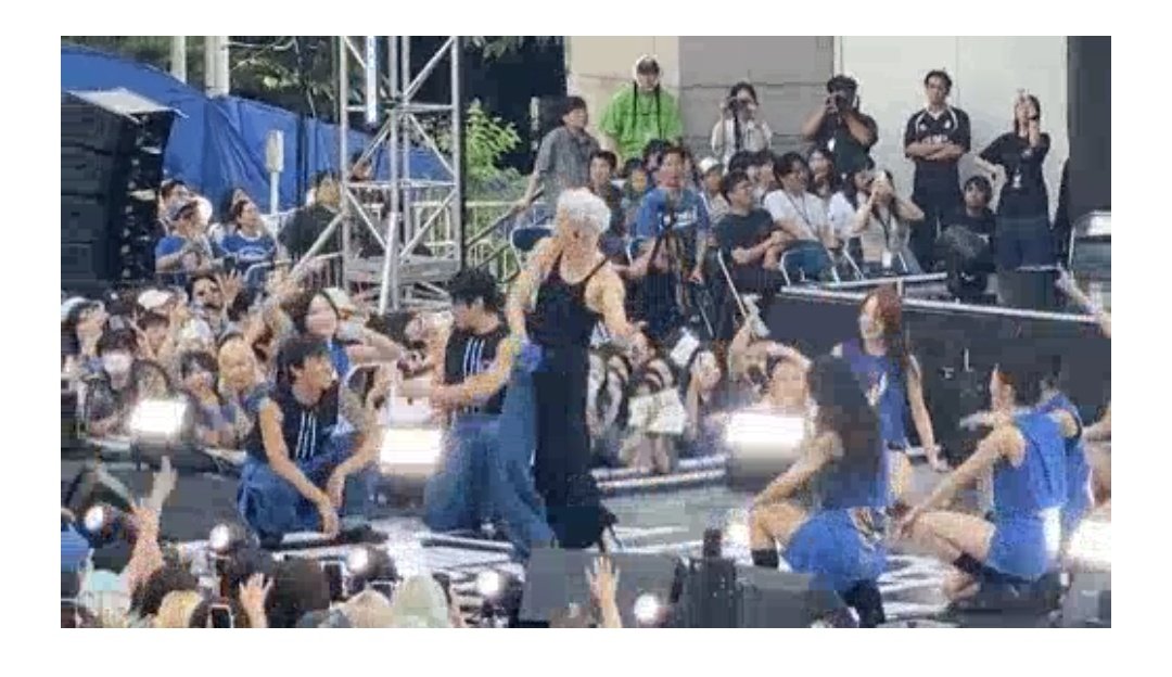 ─── tweet media