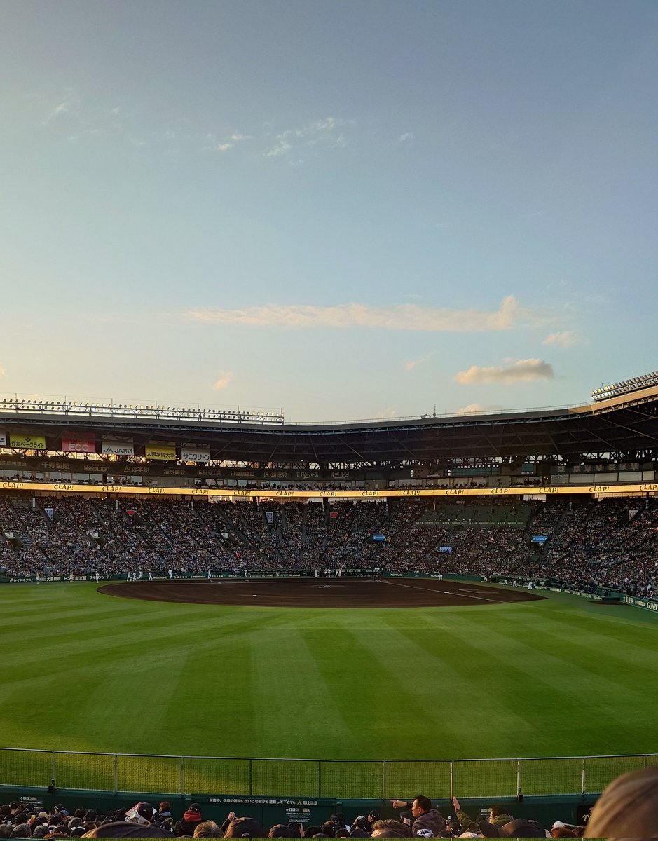 voiceandharmony's tweet photo. 甲子園開幕戦⚾️
さむすぎる！！！！ https://t.co/fk8S43iYxz