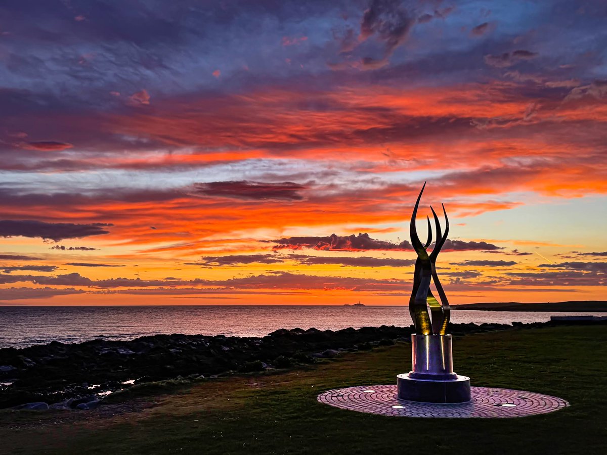 ThisIsIreland3's tweet image. Beautiful skies over Red Island, Skerries this morning 🌅🔥

And perfect Sunrise over the Rockabill lighthouse, just to boot 🔥🔥

📍County Dublin - Ireland 🇮🇪

📸 Martin McNamara

#Dublin #Ireland #Lighthouse  #Skerries #Redisland #Rockabill #Skies