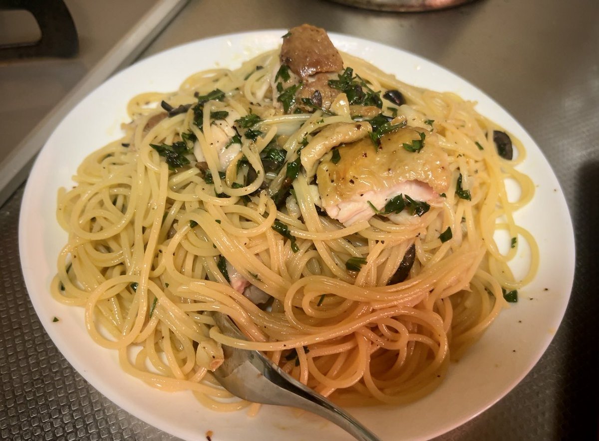 _chatake_'s tweet photo. 本日もパスタ

チキンソテーとブラックオリーブのペペロンチーノ

玄関先のプランターにいっぱい生えてるイタパセがそのうち枯れたら…モチベーションも枯れるな… https://t.co/1FqMxXTBeG