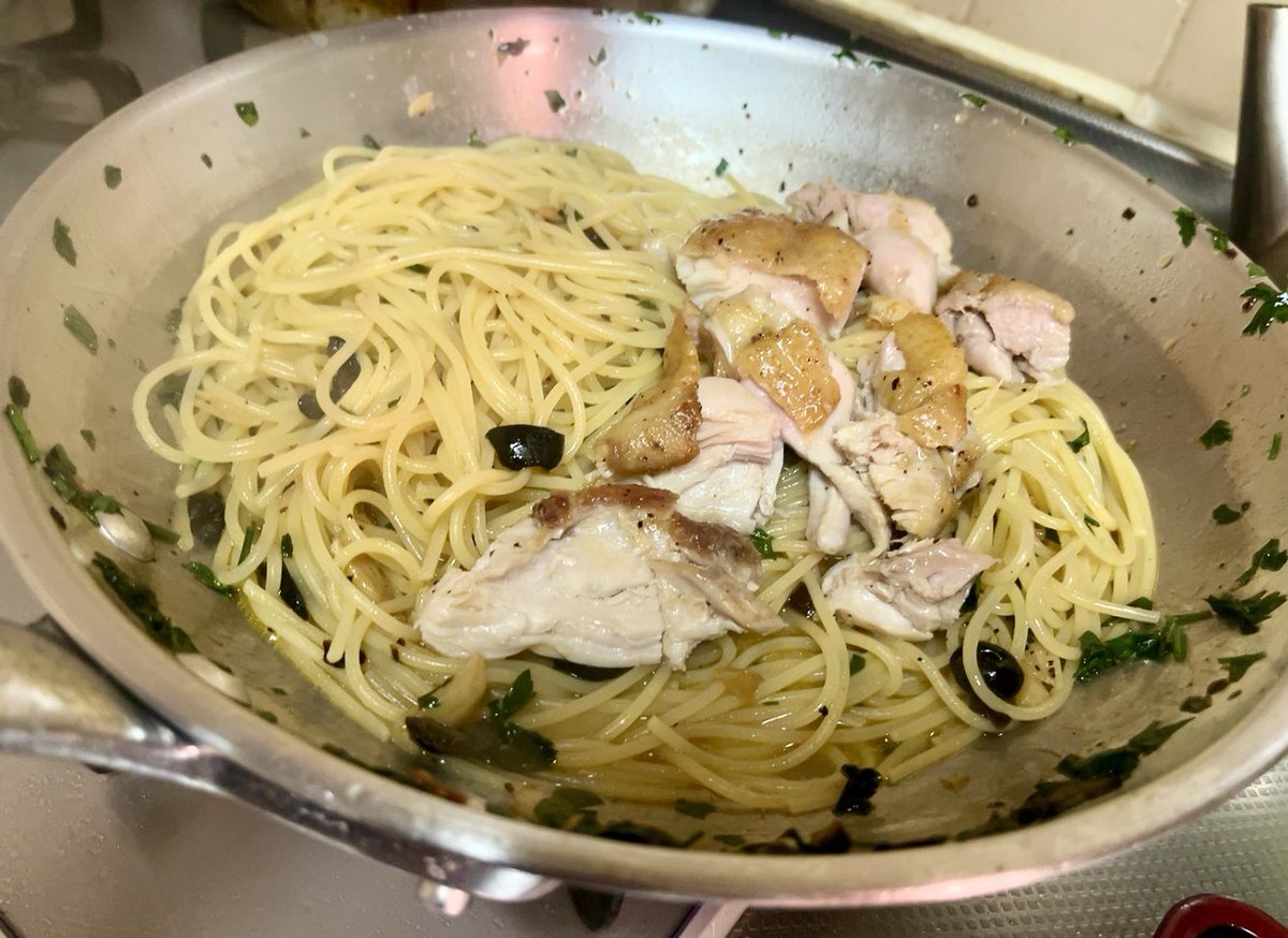 _chatake_'s tweet photo. 本日もパスタ

チキンソテーとブラックオリーブのペペロンチーノ

玄関先のプランターにいっぱい生えてるイタパセがそのうち枯れたら…モチベーションも枯れるな… https://t.co/1FqMxXTBeG