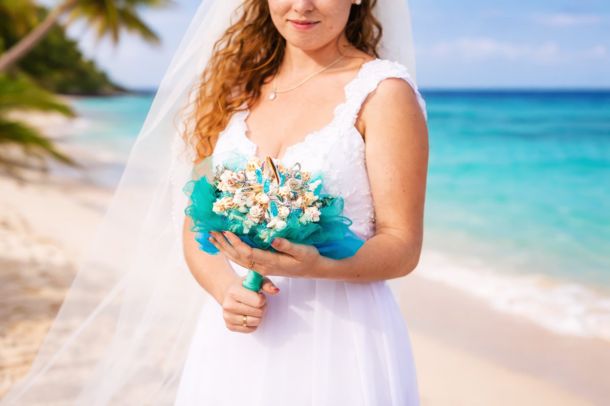 MarryCaribbean's tweet image. 🐚💙 Not every bridal bouquet has to be flowers. This one brings in the sea with shells, soft coastal color, and a look that feels made for a Caribbean wedding.

🏝️☀️ Visit MarryCaribbean.com for more destination wedding inspiration

🌺 #MarryCaribbean #BeachWedding #Shells