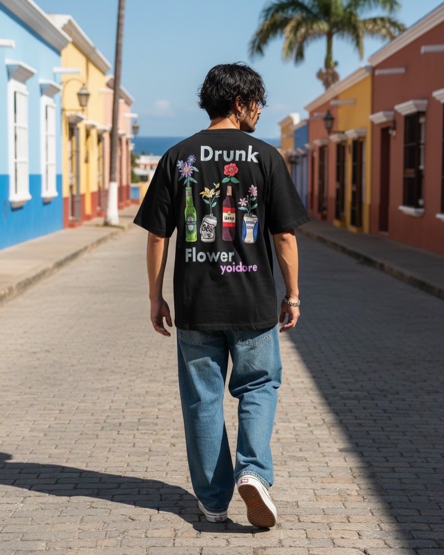thedaysupplyinc's tweet photo. YOIDORE
しらふ？それとも、その先？
ゆるさと遊び心を詰め込んだグラフィックTシャツ。

バックに「Drunk」「Flower」のロゴを刺繍、
さらにBEER缶やそこから咲くお花たちも刺繍で表現。

どこか酔っ払っているようなお花たちの表情もポイント。

可愛さの中に、少し抜けたユーモアが効いた一枚です。 https://t.co/driX0QTqts