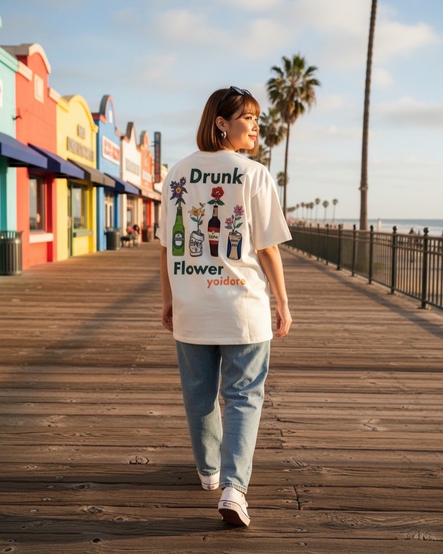 thedaysupplyinc's tweet photo. YOIDORE
しらふ？それとも、その先？
ゆるさと遊び心を詰め込んだグラフィックTシャツ。

バックに「Drunk」「Flower」のロゴを刺繍、
さらにBEER缶やそこから咲くお花たちも刺繍で表現。

どこか酔っ払っているようなお花たちの表情もポイント。

可愛さの中に、少し抜けたユーモアが効いた一枚です。 https://t.co/driX0QTqts