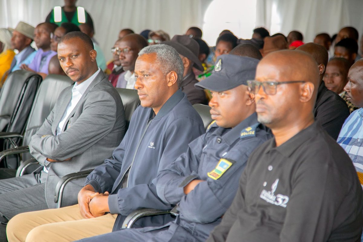 IctGatsibo's tweet photo. Mu Midugudu yose@GatsiboDistrict hatangijwe icyumweru cy'icyunamo cyo Kwibuka ku nshuro ya 32 Jenoside yakorewe Abatutsi mu Rwanda muri 1994 ku nsanganyamatsiko igira iti "Kwibuka twiyubaka". Iki gikorwa cyabanjirijwe no gucana urumuri rw'icyizere no gushyira indabo ku mva https://t.co/GgsvgSmEdT