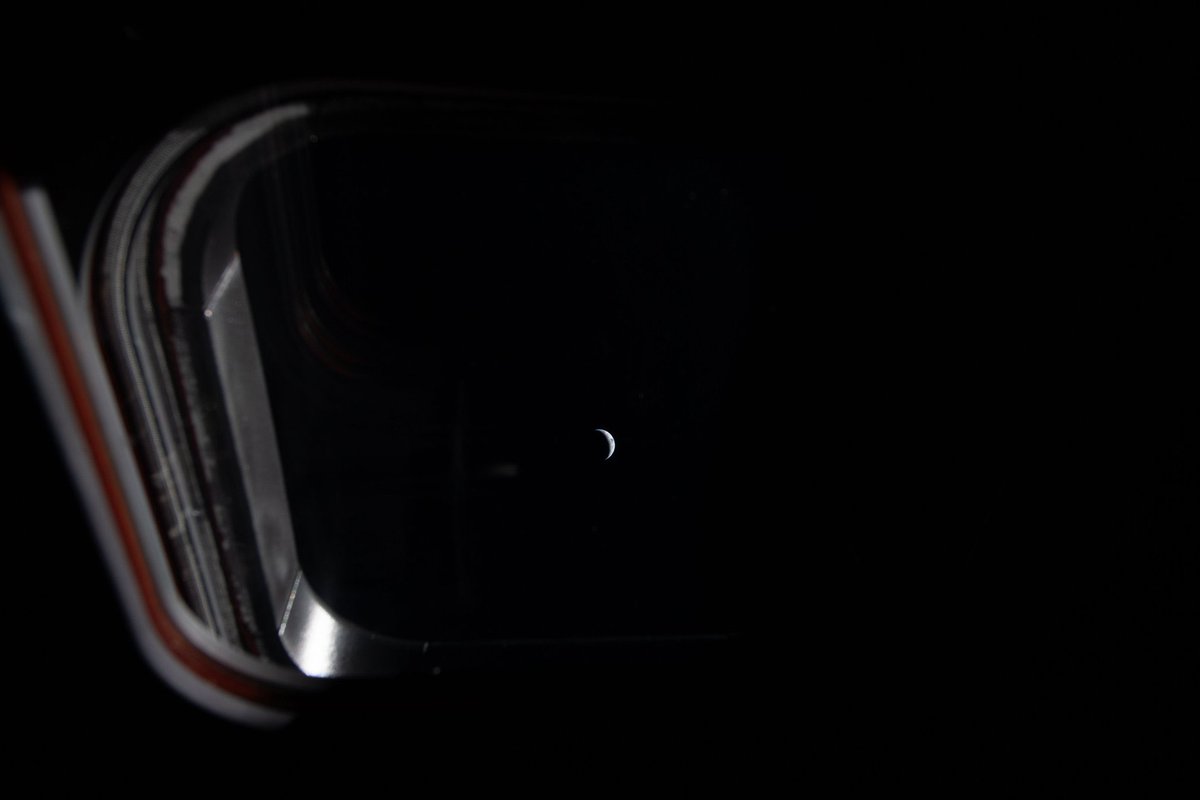 iPadizate's tweet image. 👨🏻‍🚀🧑🏻‍🚀 La tripulación de astronautas de la misión Artemis II 🚀 ha usado cuatro teléfonos iPhone 17 Pro Max para capturar hermosas fotografías de la Tierra 🌍 y la Luna 🌖 , ¡y también han usado su cámara frontal como espejo para otras labores tan cotidianas como afeitarse! #apple